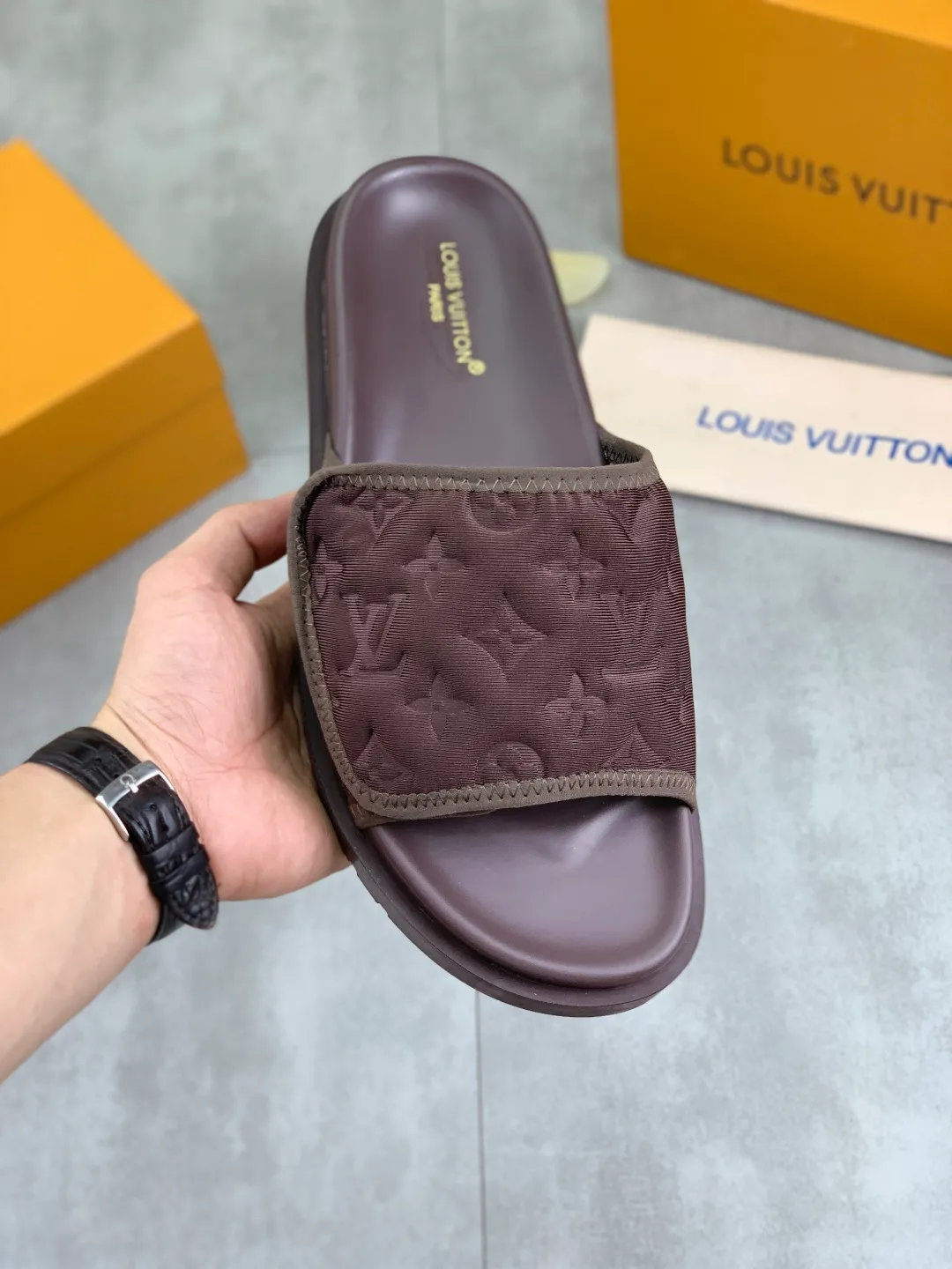 Men's shoes 💰P320 💰[New style]🆘 Original quality [LOUIS VUITTON] The popular Louis Vuitton LV men's slippers on the official website are on sale simultaneously! Original fabric imported from Italy, original factory special supply, code number: 38-44 (45 customized), many colors available